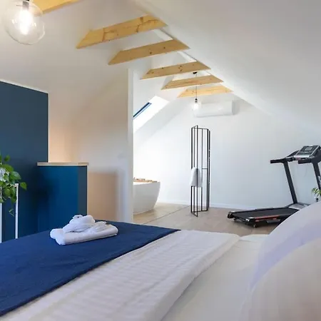 House With Private Hot Tub-near Sea, Lakes And Forest Feriehus